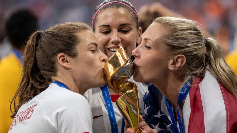 USA players kissing the 2019 trophy