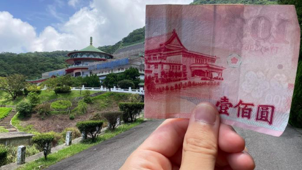 Reddit user @IB-45 previously captured the NT$100 bill at Chung-shan Hall at Taipei Yangmingshan. (Photo courtesy of @IB-45/Reddit)