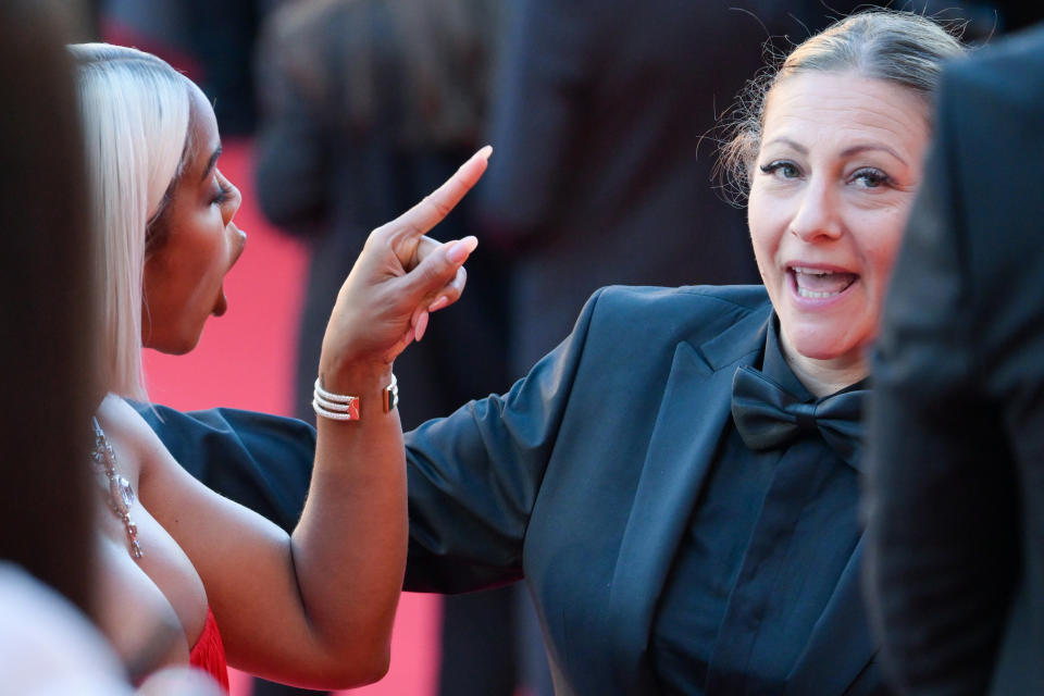 Kelly Rowland pointing to a security guard