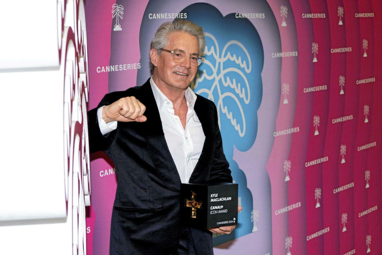 Kyle Maclachlan avec son Canal+ Icon Award lors de l'ouverture de Canneséries.  - Credit:SYSPEO/SIPA / SIPA / SYSPEO/SIPA