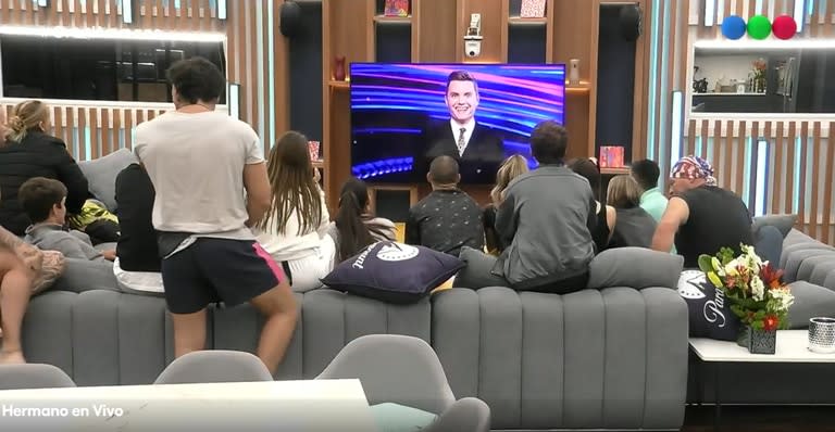 Santiago del Moro y los participantes de Gran Hermano en una de sus comunicaciones diarias