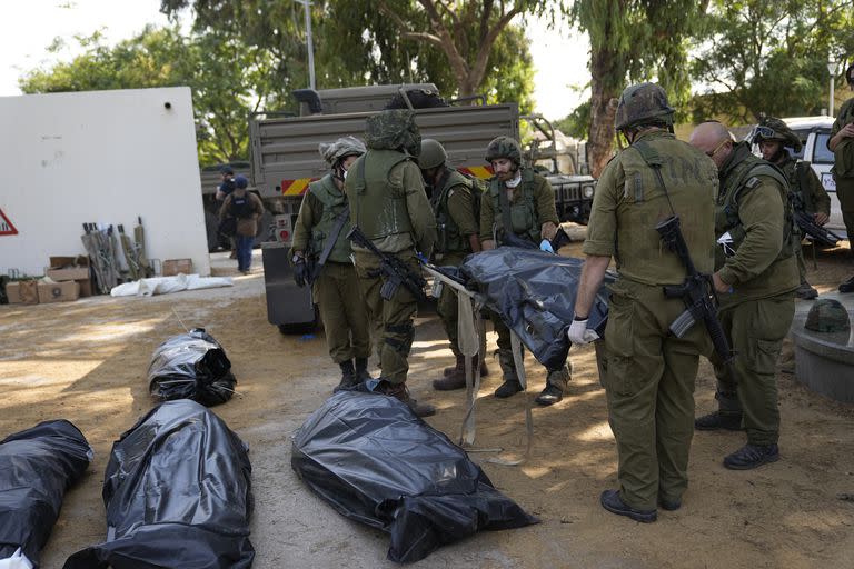 El ataque de Hamas en el kibutz Kfar Azza dejó decenas de muertos. (AP Photo/Ohad Zwigenberg)