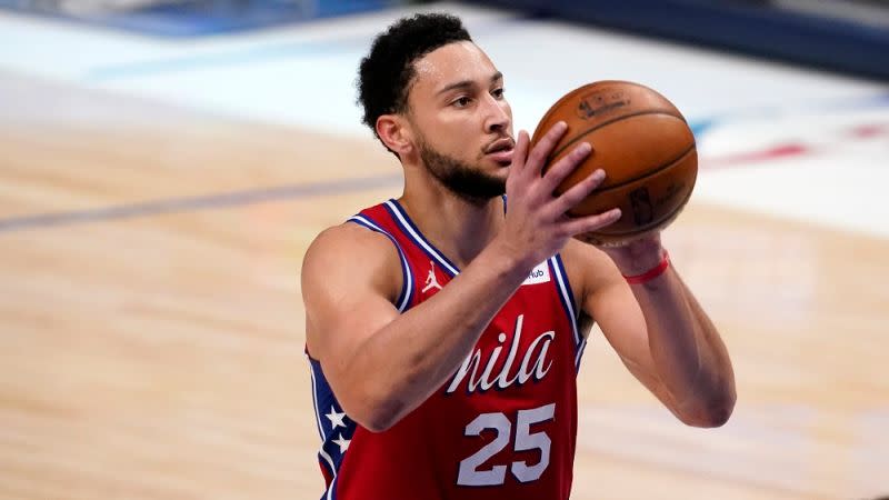 ▲76人明星後衛Ben Simmons(西蒙斯)近期表現不佳，76人主帥Doc Rivers(瑞佛斯)更被問尷尬問題，反問記者，「你要我讓Simmons打替補？」。（圖／美聯社／達志影像）