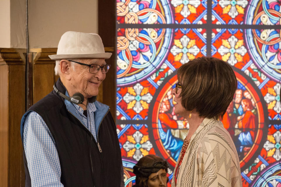 One Day At a Time, (L-R): EP Norman Lear, Rita Moreno on-set (Season 1, ep. 3, “No Mass”); Michael Yarish/Netflix/Everett