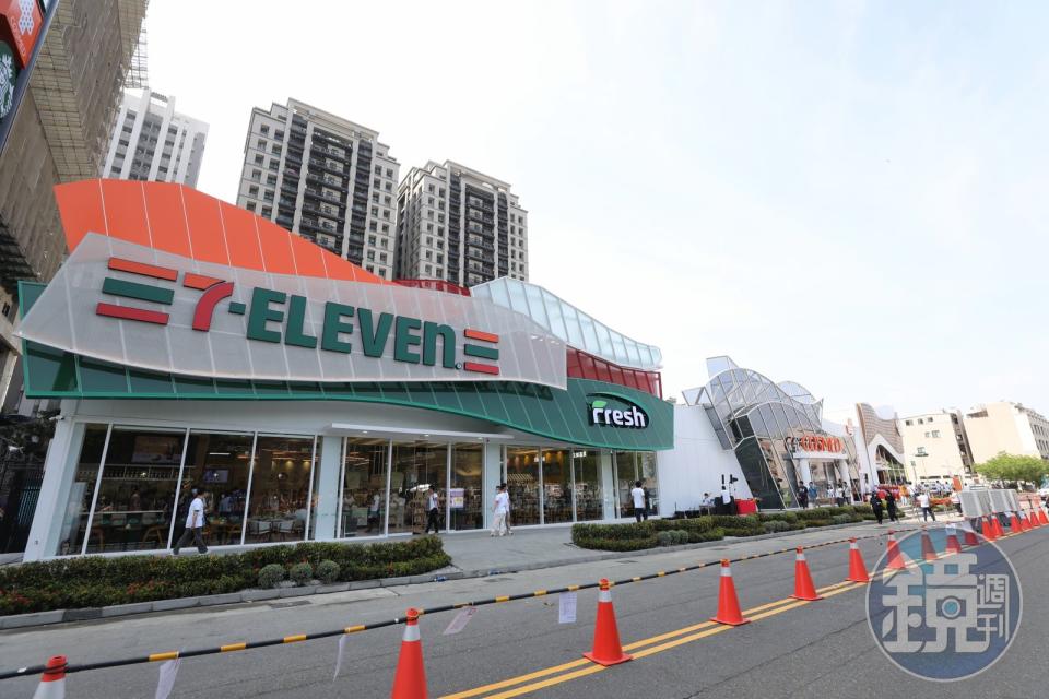 「Par K* Avenue」由7-ELEVEN、康是美、星巴克與統一精工等四大事業組成，給人全新的消費體驗。