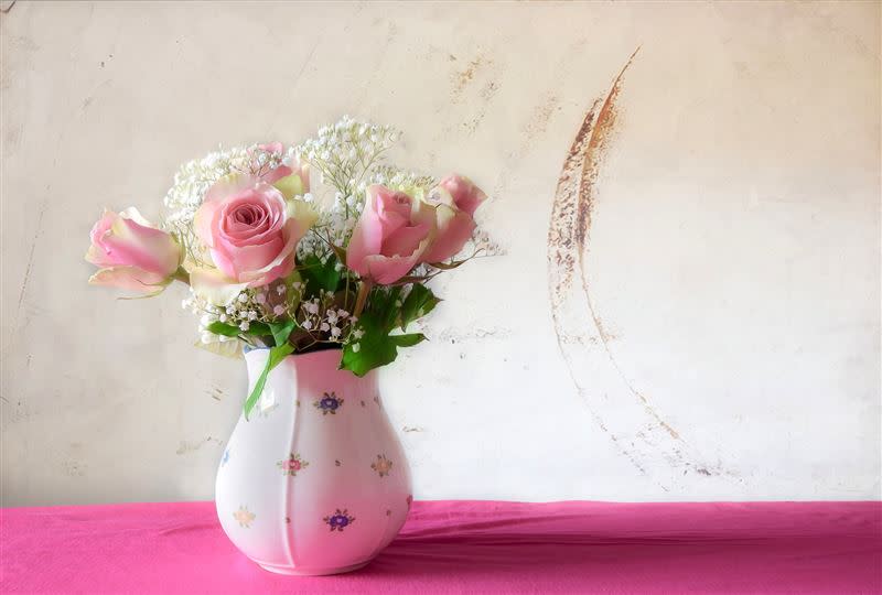 民俗專家說，立冬這天，客廳正中心放上九朵鮮花，可替自己招桃花。（圖／翻攝自Pixabay）