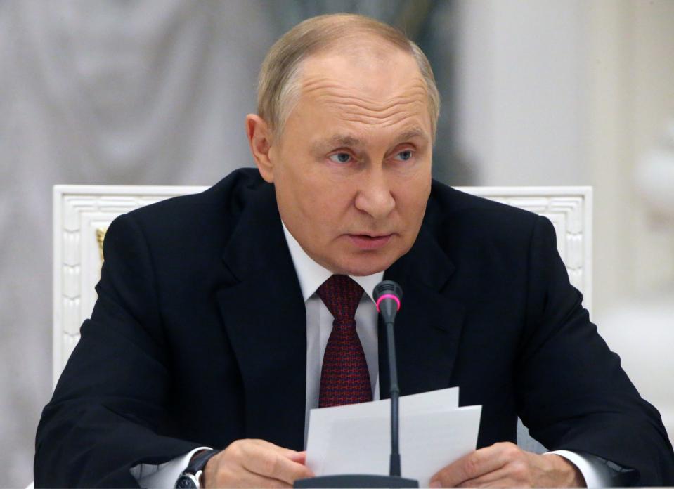 Fühlt sich offenbar durch die erfolgreiche Gegenoffensive der Ukraine in die Enge getrieben: Wladimir Putin zieht weitere Register in seinem völkerrechtswidrigen Angriffskrieg. - Copyright: picture alliance / ASSOCIATED PRESS | Konstantin Zavrazhin. Picture Alliance