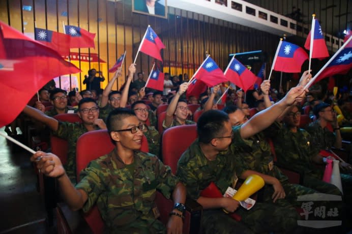 陸軍六軍團官兵在晚會中揮舞國旗熱情吶喊，將晚會氣氛炒熱到最高點。（軍聞社記者林澤廷攝）