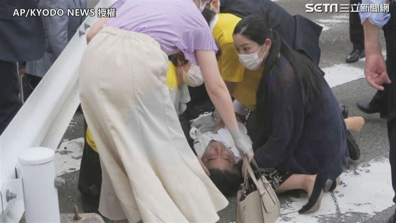 日本前首相安倍晉三今日上午遇襲中彈身亡，享壽67歲。（圖／AP／KYODO NEWS 授權）