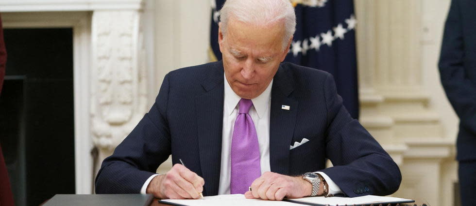 Dès les premiers jours après son entrée en fonctions mercredi, Joe Biden a durci les règles du port du masque et ordonné la mise en quarantaine des personnes se rendant aux États-Unis par avion. (illustration)
