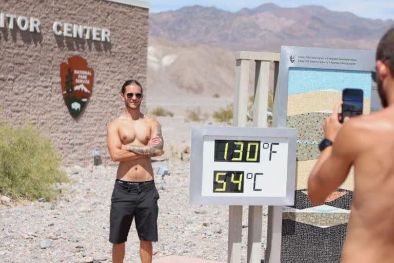 Turistas llegaron a El Valle de la Muerte con la expectativa de que se sobrepasara el récord histórico de calor