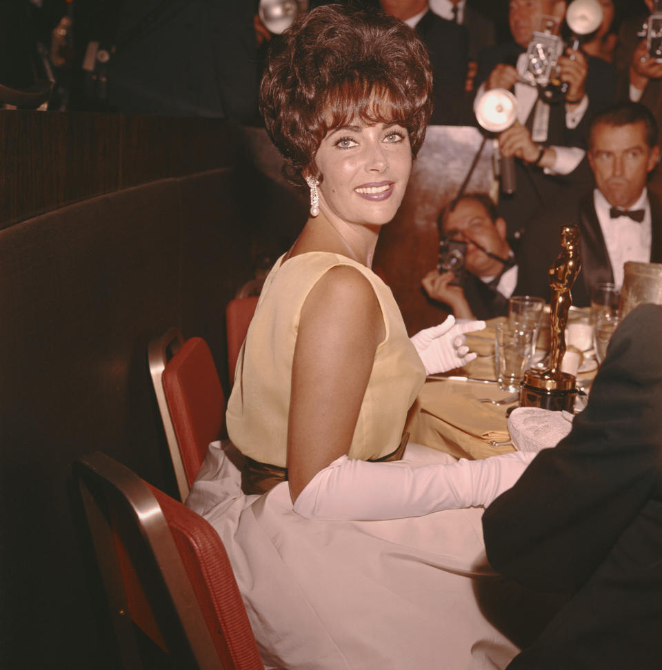 Elizabeth Taylor wears Christian Dior dress to 1961 Academy Awards (Getty Images)