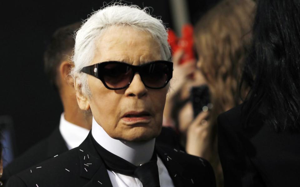 Auch deutsche Promis erliegen der Versuchung zum Schwindel. In dieser Disziplin ungeschlagen: Karl Lagerfeld. Lange gab der 2019 verstorbene Stardesigner 1938 als Geburtsjahr an, dann 1935. Nach Recherchen zweier Hobby-Historiker könnte er aber auch schon 1933 zur Welt gekommen sein. Hübsch: 2015 gratulierte die "Süddeutsche Zeitung" dem Zeitlosen zum "ungefähr Achtzigsten". (Bild: Tristan Fewings/Getty Images)