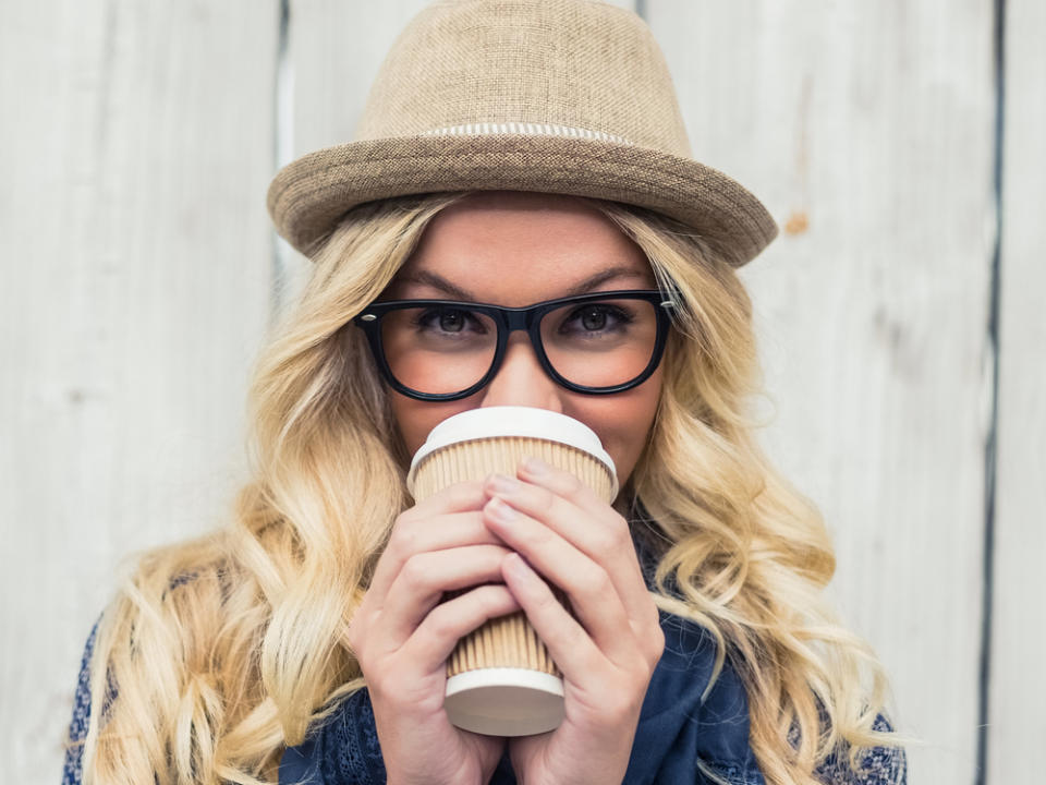 Der Coffee to go gehört für viele zum Alltag (Bild: lightwavemedia/Shutterstock)