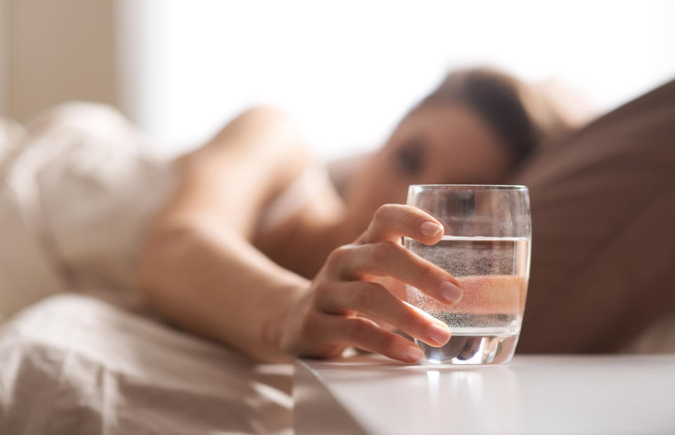 Statt zum Wasserglas das nächste Mal besser zur Flasche greifen. (Bild: Getty Images)