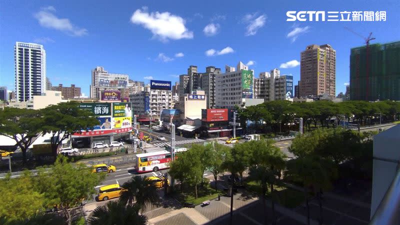  高雄捷運紅橘兩線各站住宅平均單價呈現「北東漲、南西跌」的變化。（圖／記者陳韋帆攝影）