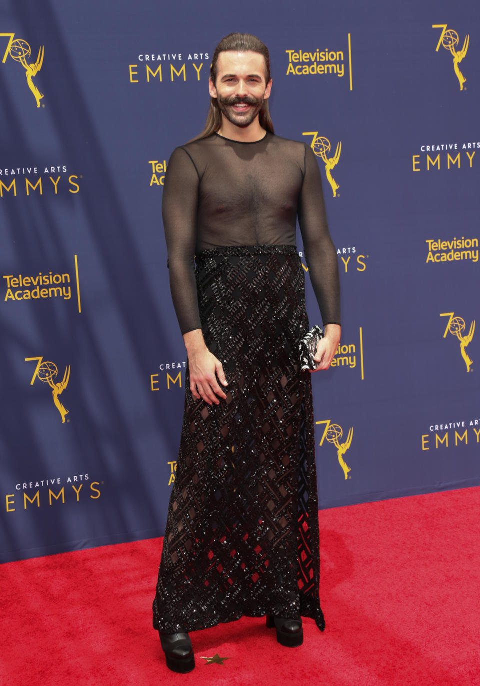 Jonathan Van Ness portant un haut transparent Maison Margiela et une jupe à sequins sur le tapis rouge des Emmy Awards 2018