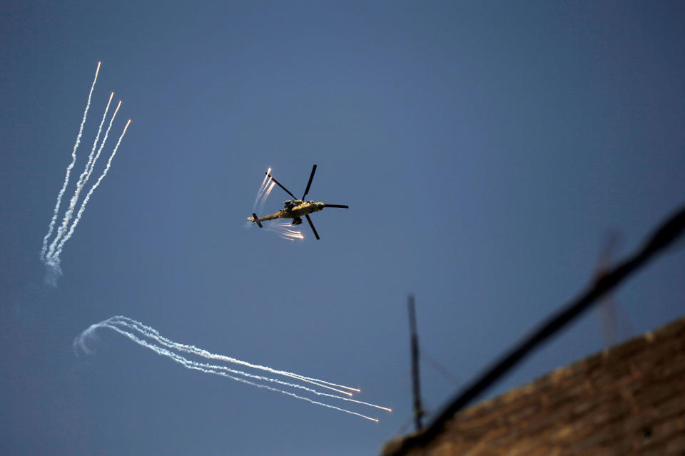<p>An Iraqi Army helicopter launches decoy flares over western Mosul, Iraq, June 17, 2017. (Photo: Alkis Konstantinidis/Reuters) </p>