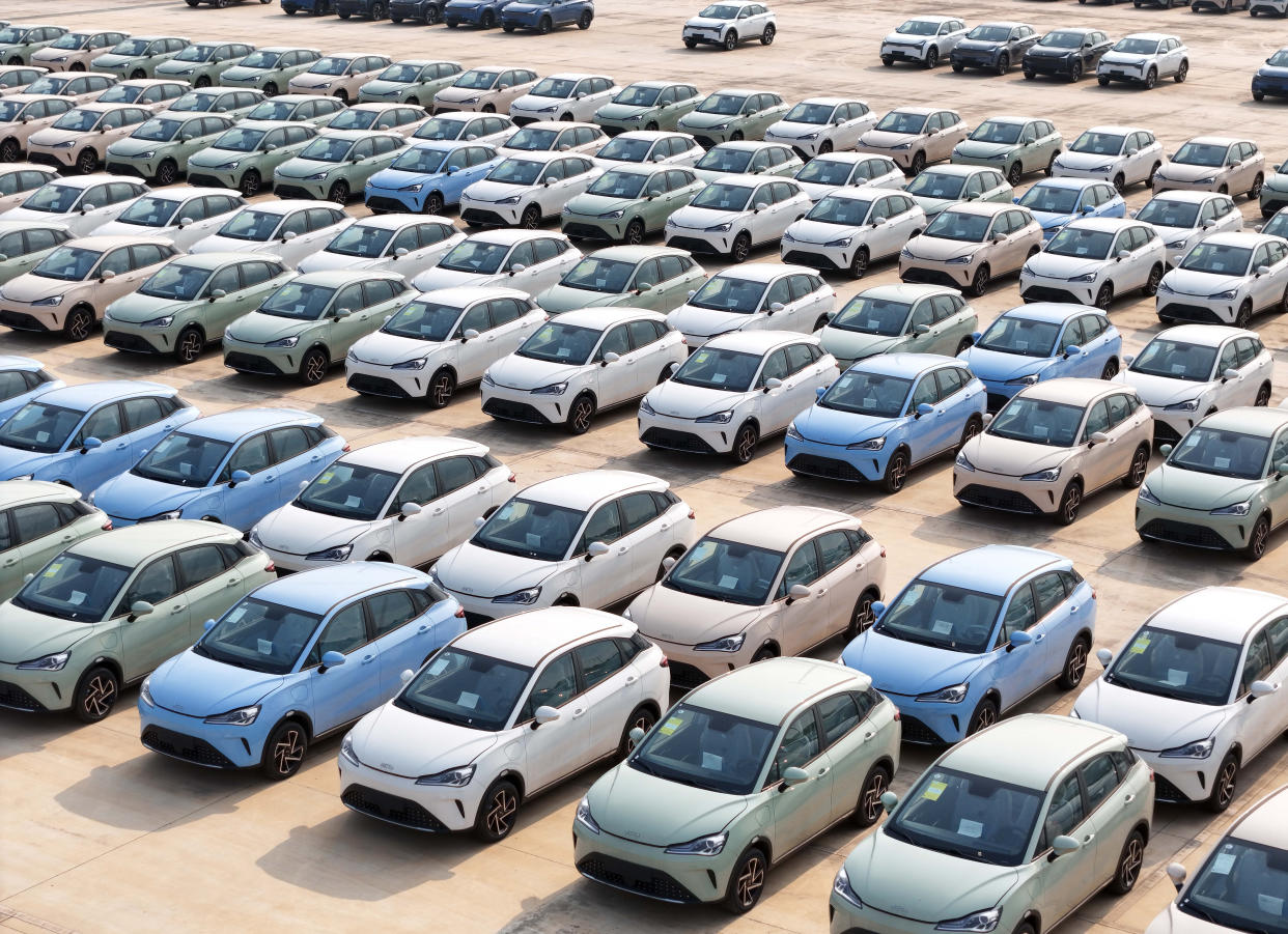 Die Luftaufnahme zeigt neue E-Autos, die für den Export im Industriepark der chinesischen Provinz Guangxi bereitstehen.  - Copyright: picture alliance / CFOTO | CFOTO