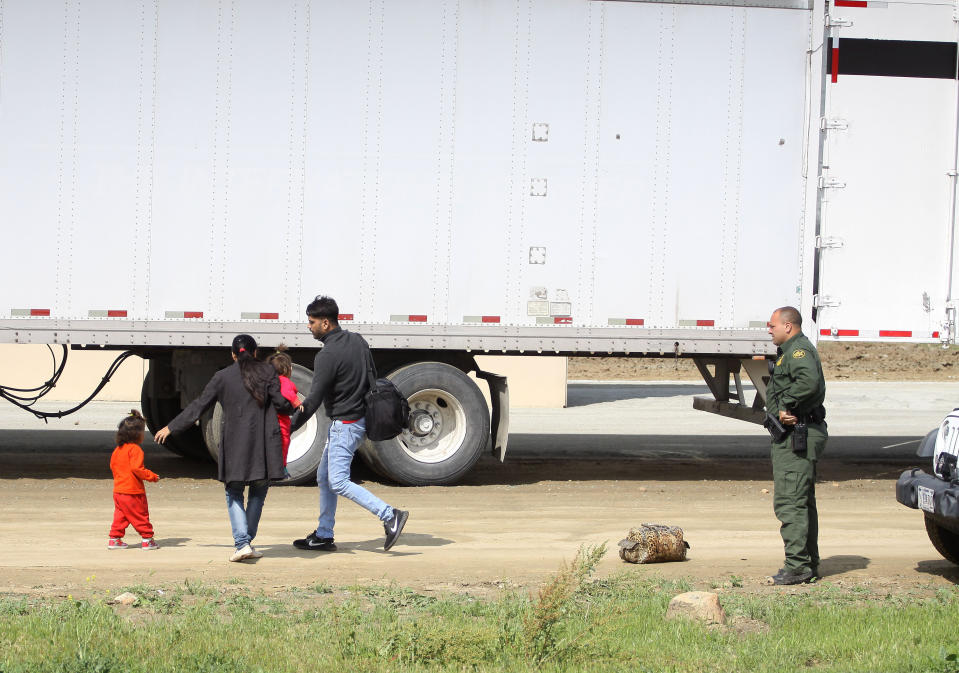 (FOTOS) La familia migrante que cruzó ilegalmente la frontera frente a los muros de Trump