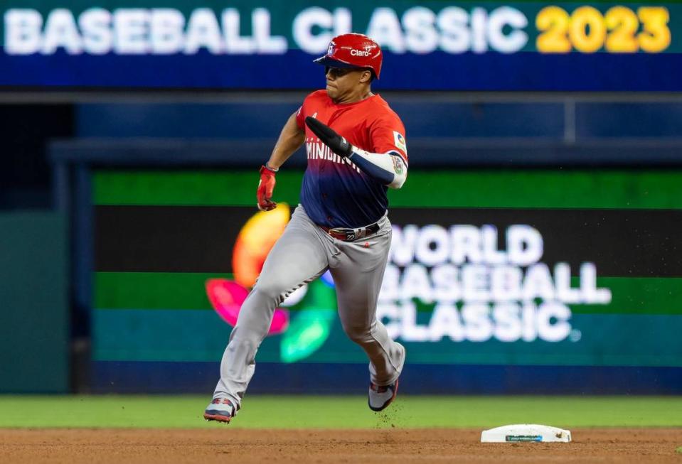 El jardinero de República Dominicana Juan Soto corre hacia tercera base en el el primer inning del partido ante Nicaragua en el Grupo D del Clásico Mundial de Béisbol, celebrado el 13 de marzo de 2023 en Miami.