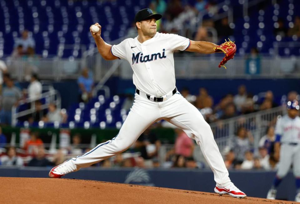 El abridor de los Marlins Yonny Chirinos lanza en el primer inning del partido ante los Mets de Nueva York, celebrado el 22 de julio de 2024 en Miami. Rhona Wise-USA TODAY Sports