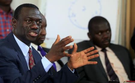 Kizza Besigye, leader of opposition party Forum for Democratic Change (FDC), gestures as he speaks to the media announcing his candidature for the 2016 presidential election in the capital Kampala September 25, 2015. REUTERS/James Akena