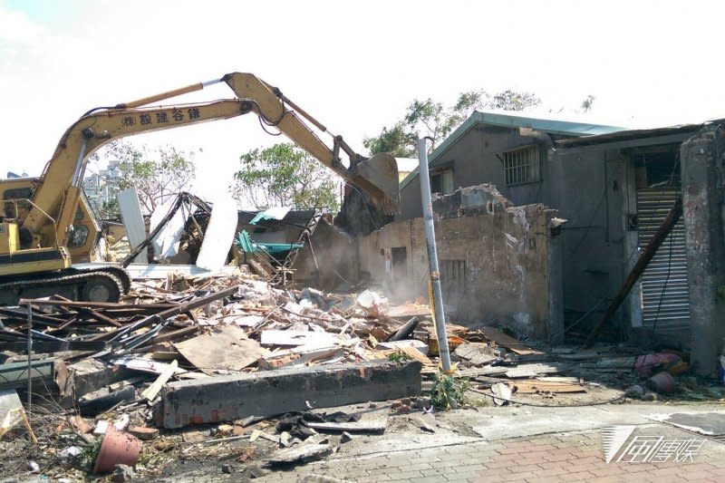 高市農業局27日一大早突襲拆除果菜市場住戶房屋，讓住戶措手不及，怪手出動，家園馬上夷平。（楊伯祿攝）