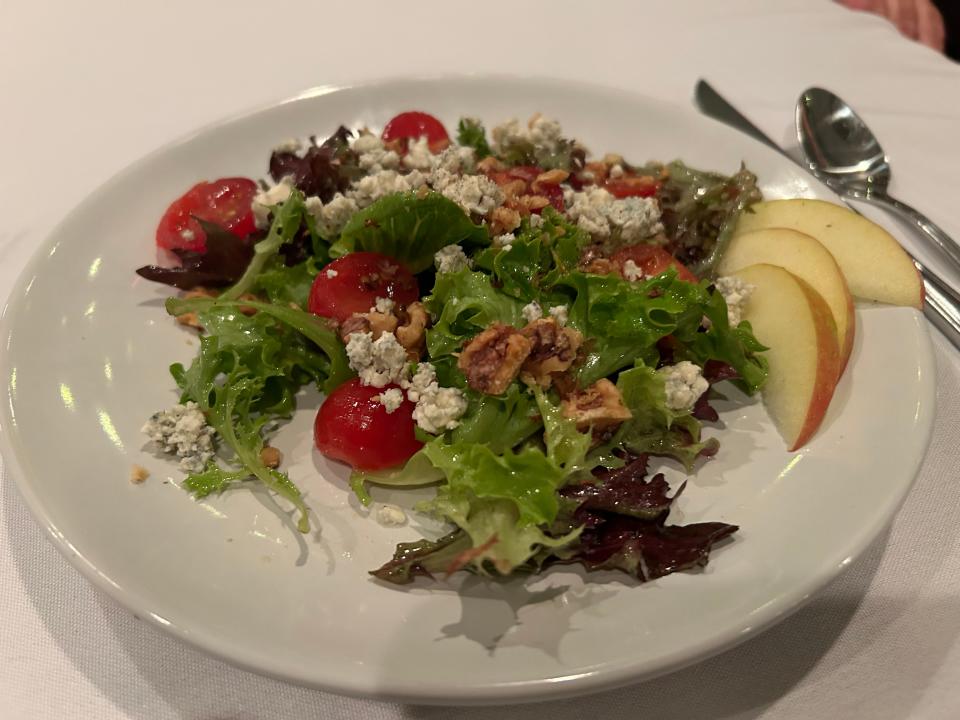 At The Oar Restaurant in Vero Beach, the Peppertrail Farms lettuce salad was very tasty with tomatoes, blue cheese crumbles, apples and toasted walnuts dressed with a vinaigrette of honey, thyme and lemon.