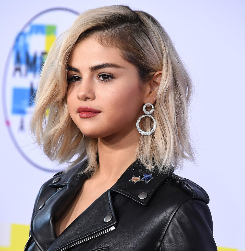 <p>Selena Gomez le dio un vuelco a su apriencia y ahora es una mujer rubia de cabellera corta, como lució en su reciente aparición en los American Music Awards, en Los Ángeles, donde además llevó un sexy atuendo de minifalda y chaqueta en cuero que dividió opiniones/Getty Images </p>