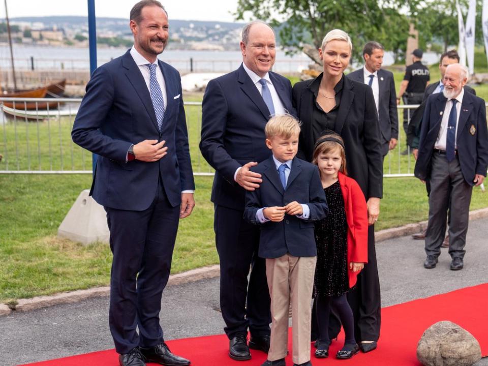 Fürst Albert II., Fürstin Charlène, die Zwillinge Jacques und Gabriella und ganz links Kronprinz Haakon bei einer Ausstellungseröffnung in Oslo. (Bild: imago/NTB ROY)