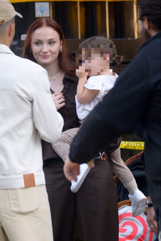 Sophie Turner con su hija mayor