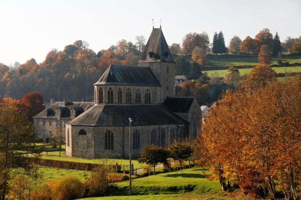 La casa de la pareja se encuentra en el pueblo de Lonlay l' Abbaye, que alberga una abadía del siglo XI, en Normandía. Crédito: Joel Douillet/Alamy Stock Photo