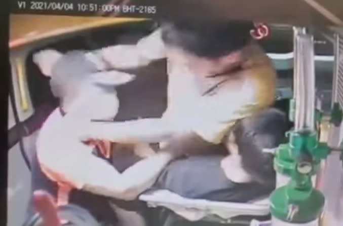 有網友在網路上PO出醫護在救護車內遭患者暴力毆打的行車記錄器影片。   圖：翻攝爆料公社