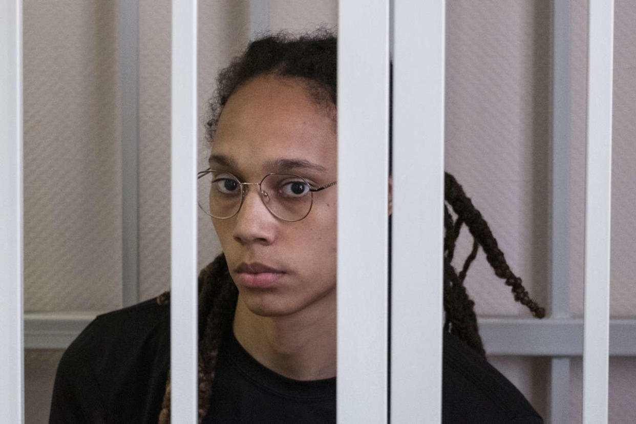 La basketteuse Brittney Griner, ici photographiée au mois de juillet à Moscou à l’occasion d’une apparition au tribunal, a été échangée contre le trafiquant d’armes Viktor Bout. Elle va désormais être prise en charge dans un hôpital du Texas spécialisé dans l’accueil de victimes de tortures et de traumatismes.