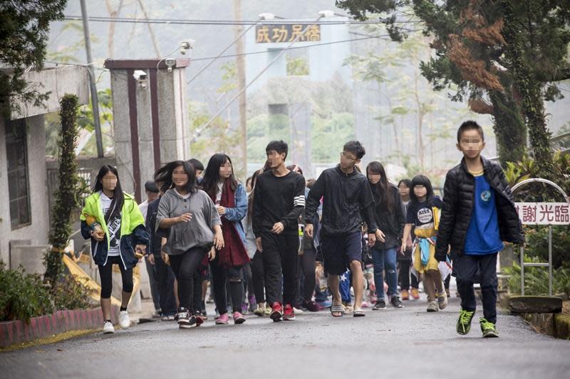 基督教山地育幼院（俗稱六龜育幼院）是楊恩典長大的地方，也是她永遠的娘家，有好多家人環繞陪伴。