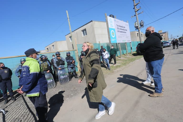 Fabiola la mujer del Pata Medina afuera del acto del presidente que  lanza el Programa Reconstruir destinado a finalizar 55.000 viviendas