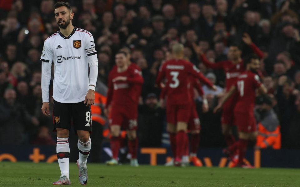 Bruno Fernandes del Manchester United reacciona al conceder un gol a Cody Gakpo del Liverpool durante el partido de la Premier League entre el Liverpool FC y el Manchester United - Bruno Fernandes, el 'súper mocoso' de la segunda mitad del Manchester United - Matthew Peters/Getty Images