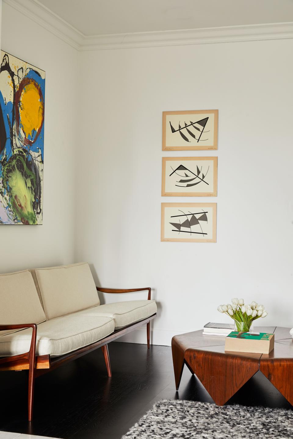 A corner of the master suite, furnished with a jacarandá loveseat produced in the 1950s by the Liceu de Artes e Ofícios in São Paulo. The coffee table, with wooden legs that fold down like origami, is one of Jorge Zalszupin’s most recognizable pieces. The triptych by Geta Bratescu was shown at the 2017 Venice Biennale, in a pavilion dedicated to her 70-year career.