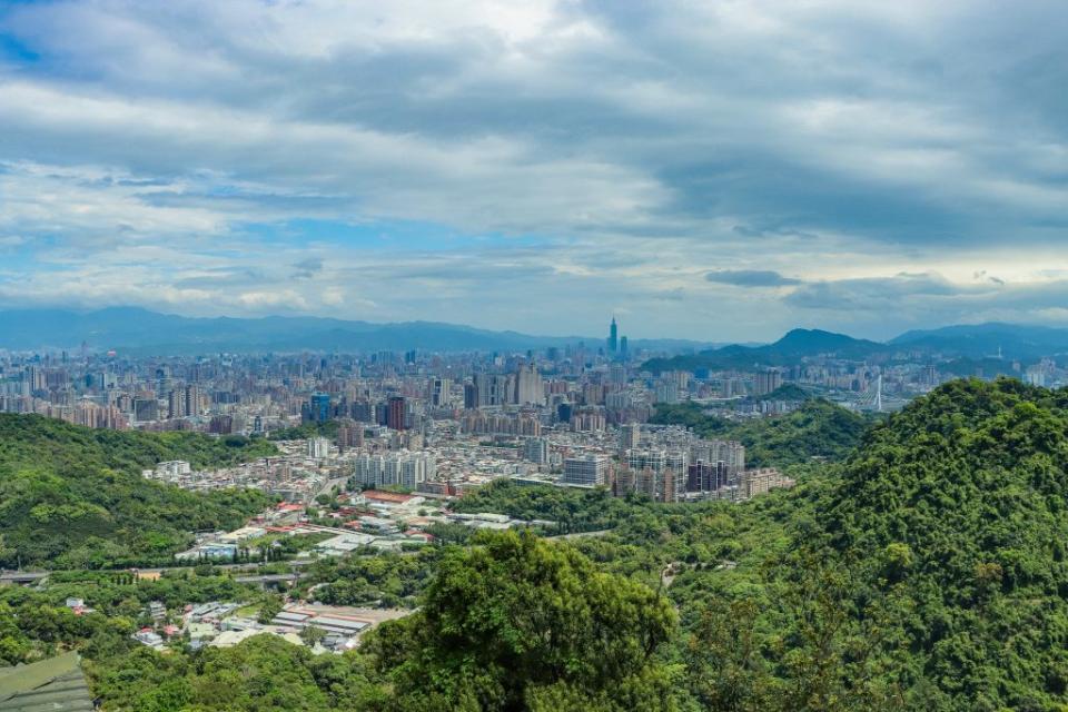 烘爐地為天上山列延伸最東端的山頭，山頂平坦開闊、視野遼闊，吸引眾多登山健行的人到此一遊。（新北市觀旅局提供）