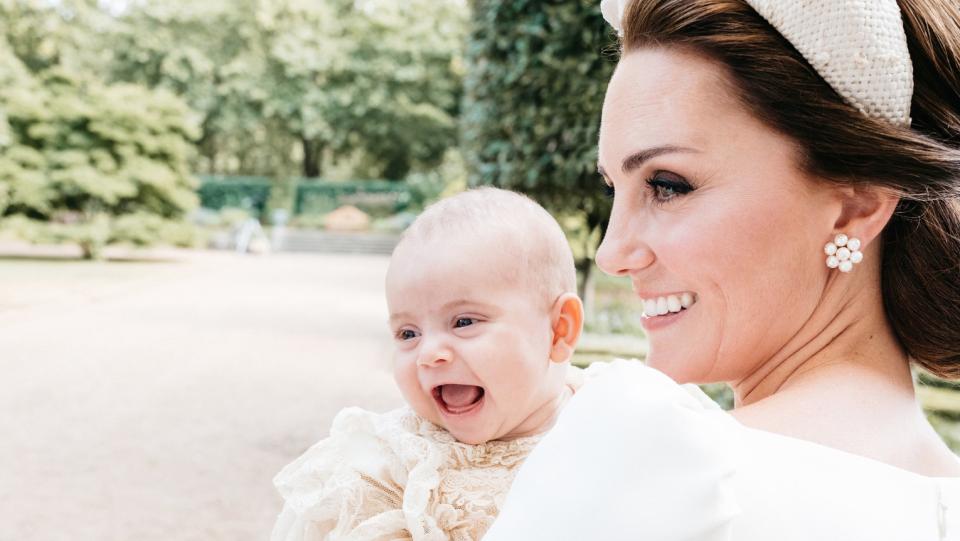 Prince Louis is all smiles with mom Kate Middleton in adorable new christening photoEnde April kam Prinz Louis auf die Welt, Anfang Juli folgte die Taufe: Jetzt heißt der Sprössling von Herzogin Kate und Prinz William offiziell Prinz Louis Arthur Charles von Cambridge. (Bild: Getty Images)