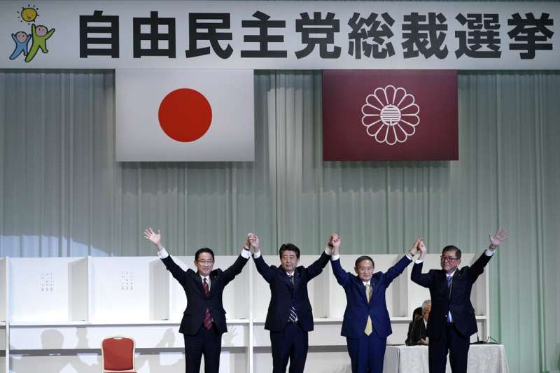 日本自民黨14日舉行總裁選舉，最終一如預期，由菅義偉高票勝出。左起：岸田文雄、安倍晉三、菅義偉、石破茂。（美聯社）