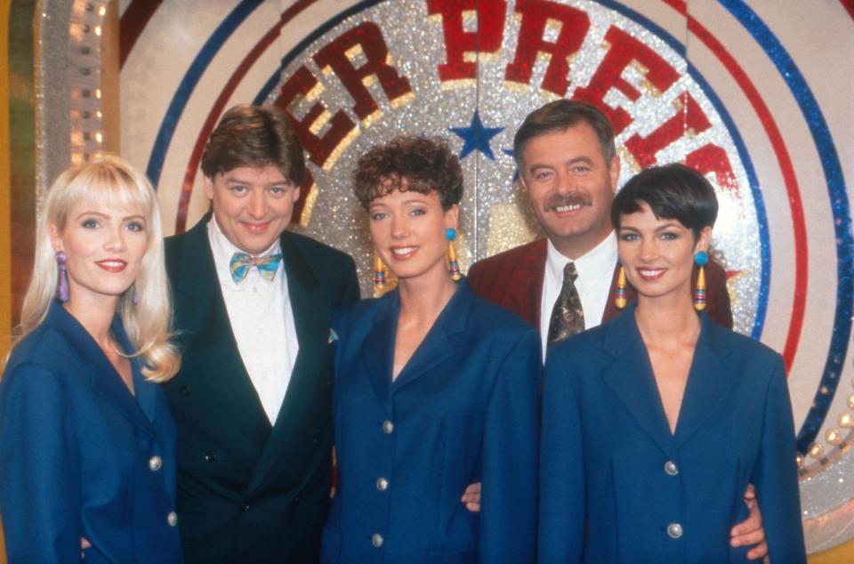 <p>In den USA liefen Gameshows wie "The Price is Right" bereits seit Jahrzehnten, in Deutschland sorgten Ende der 80-er die damals neuen Privatsender dafür, dass auch hierzulande im TV geraten, geschätzt und gewusst werden durfte. Die neuartigen Spielshows sorgten (anfangs) für gute Einschaltquoten und machten ihre Moderatoren zu TV-Stars. Was die einstigen Publikumslieblinge heute machen, zeigt die Galerie ... (Bild: Frank Hempel/United Archives via Getty Images)</p> 