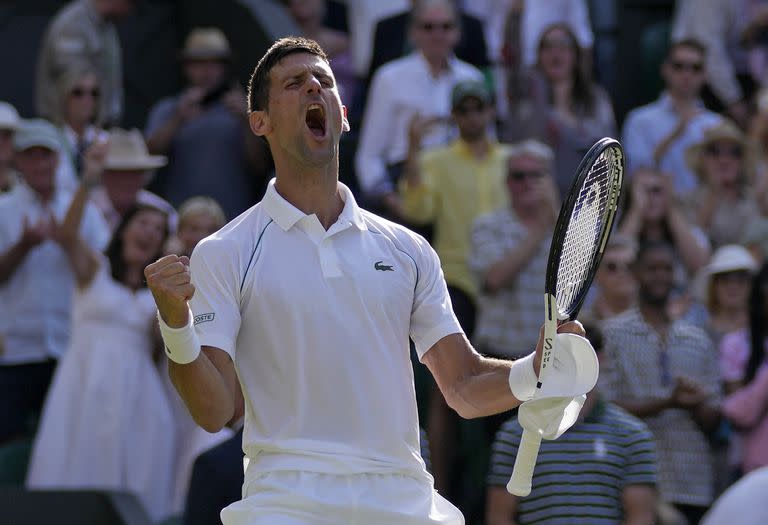 Novak Djokovic festeja su victoria ante Cameron Norrie en las semifinales, que le permitió avanzar a su octava final en el All England Club.