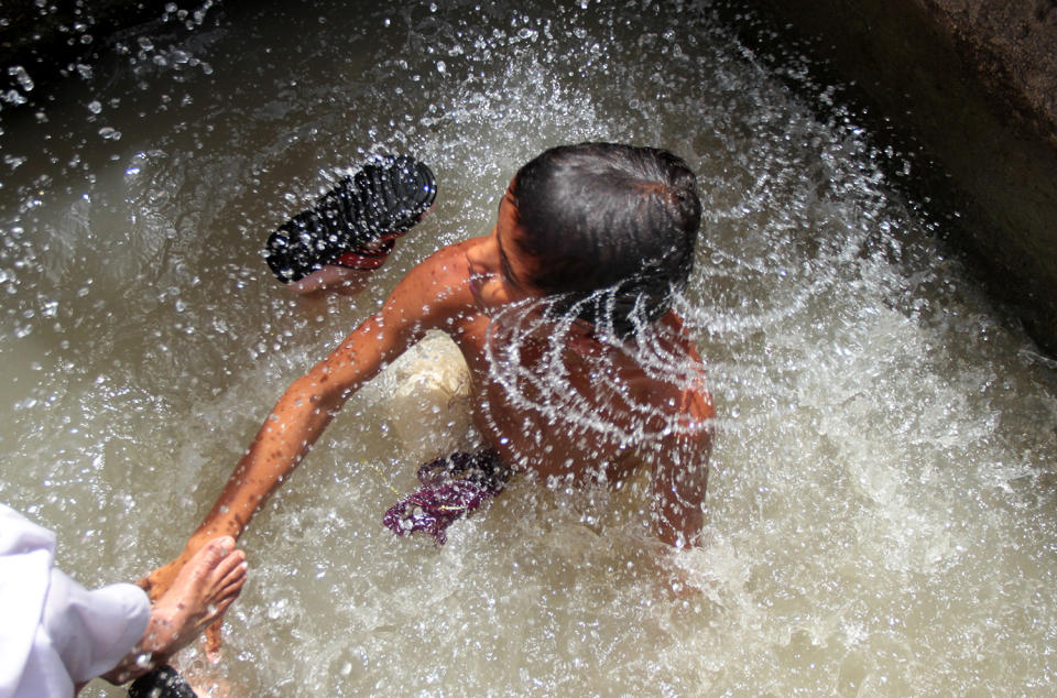 <p>A boy cools off in the water to beat the heat, in Hyderabad, Pakistan, May 6, 2017. Pakistan Meteorological Department PMD predicted hot and dry weather across the country over the next 48 hours. (Photo: Nadeem Khawer/EPA) </p>