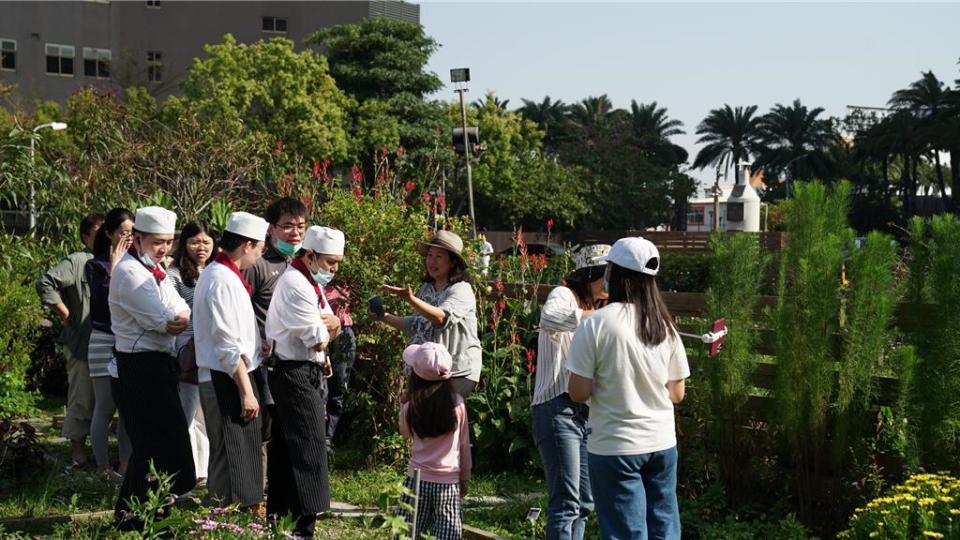 台中褔華主廚團隊在壹心園文創園區所栽種的零碳排香草入饌甜點，還能與主廚一起探索園區食用香草，來場城市尋香之旅。圖／業者提供