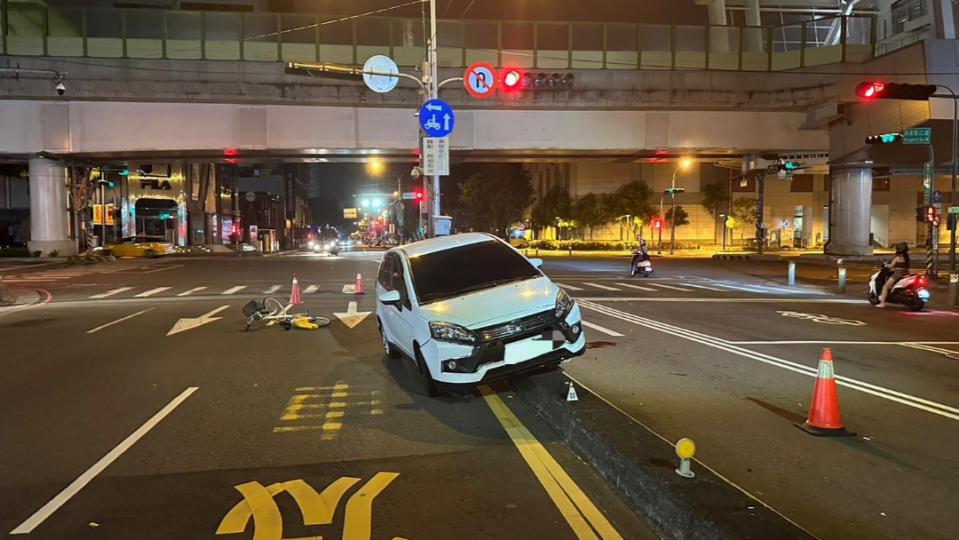 台中市文心與崇德路口傳出男子騎自行車遭輾的死亡車禍。翻攝自記者爆料網