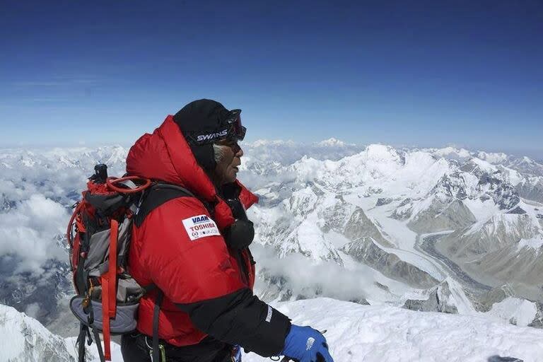 Un montañista en la cima del Everest, a más de 8000 metros de altitud