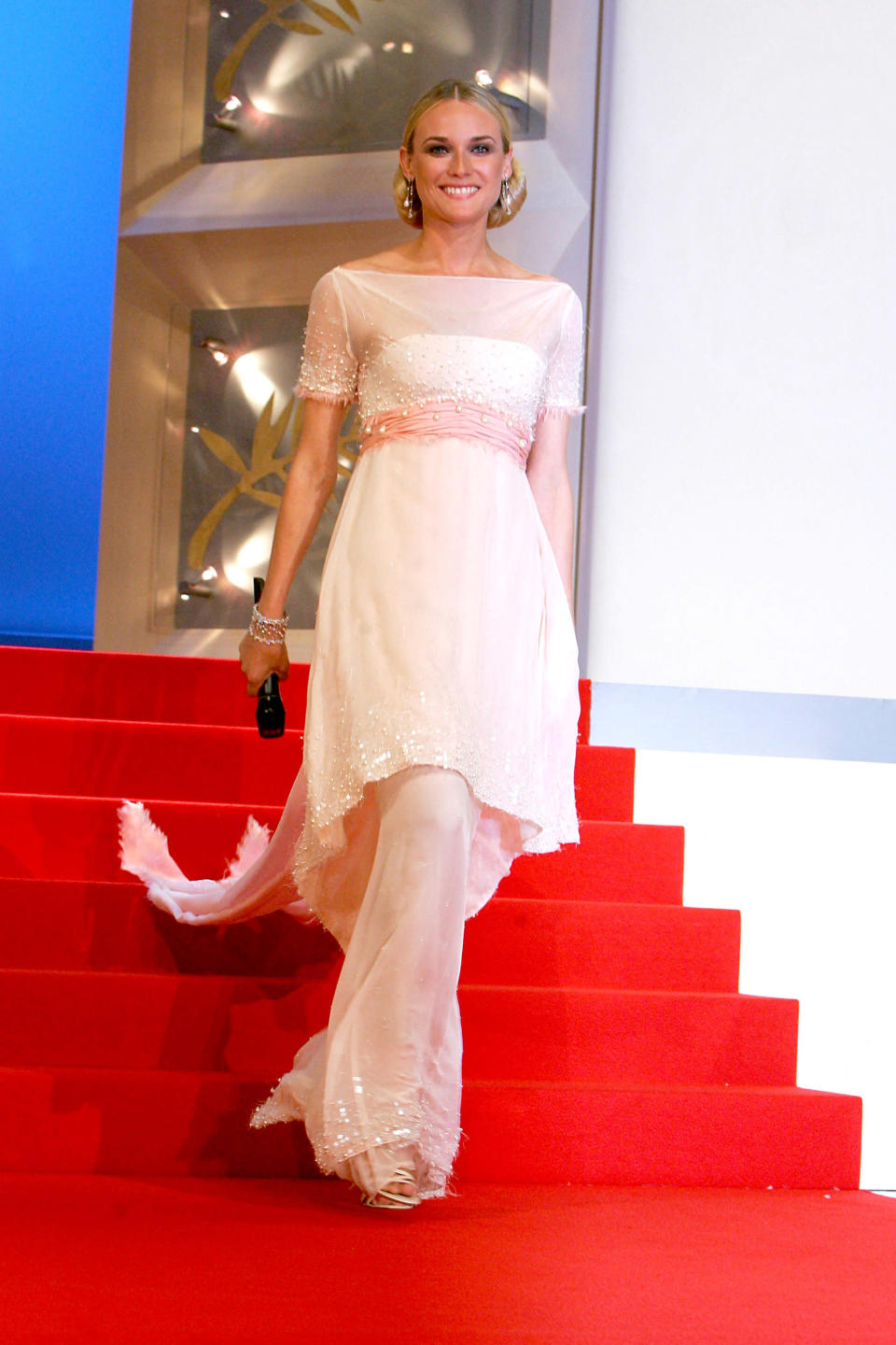 <p>C’est l’actrice allemande qui officie lors de la 60e édition du Festival de Cannes. Chignon bas et robe taille empire en mousseline de soie Chanel, elle est renversante.</p>