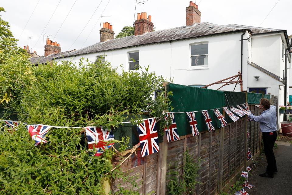 <p>Les habitants se prennent au jeu en accrochant des guirlandes dans leur jardin. [Photo: Getty] </p>